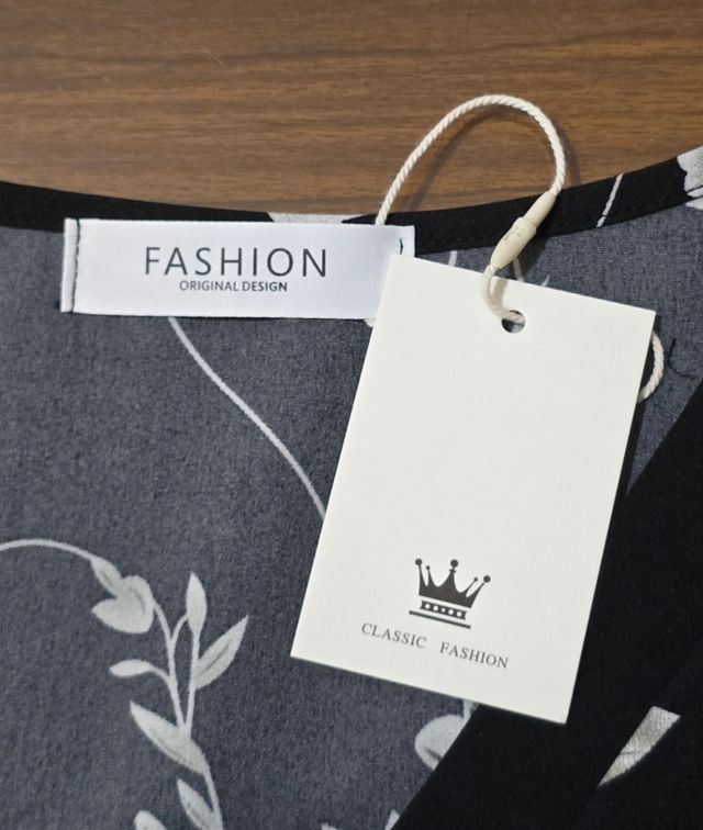 Blusa negra con estampado de flores.