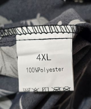 Blusa negra con estampado de flores.