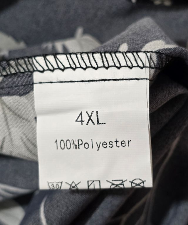 Blusa negra con estampado de flores.