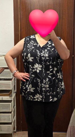 Blusa negra con estampado de flores.