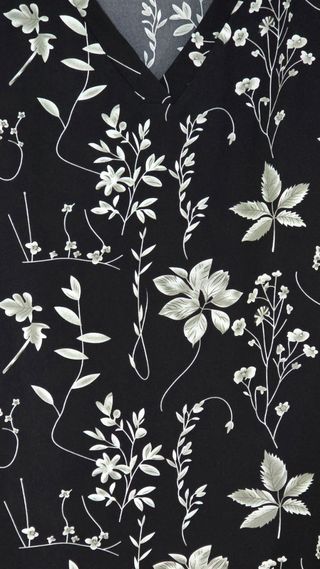 Blusa negra con estampado de flores.