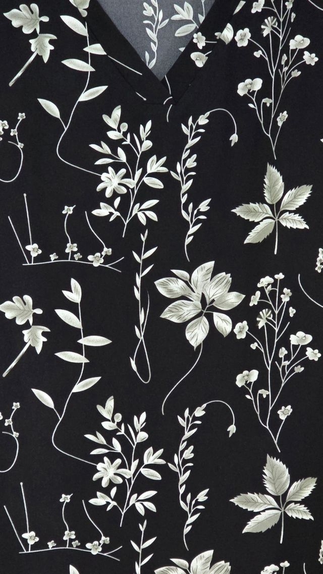 Blusa negra con estampado de flores.