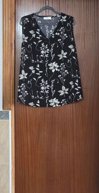 Blusa negra con estampado de flores.
