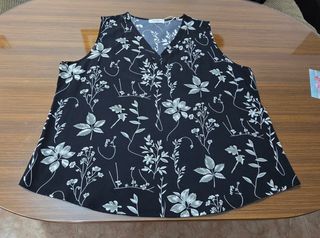 Blusa negra con estampado de flores.