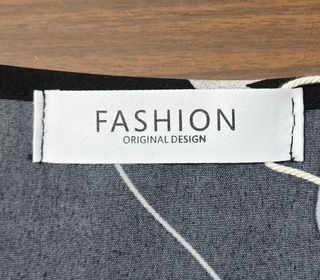 Blusa negra con estampado de flores.