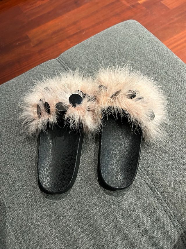 Chanclas de plumas rosas y negras