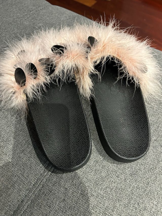 Chanclas de plumas rosas y negras