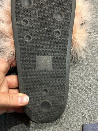 Chanclas de plumas rosas y negras