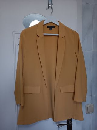 Americana beige Primark
Talla S estilo "Oversize" 