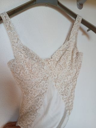 Top body pizzo beige e bianco
