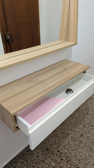 Recibidor en madera y blanco con espejo a medida