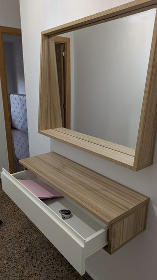 Recibidor en madera y blanco con espejo a medida
