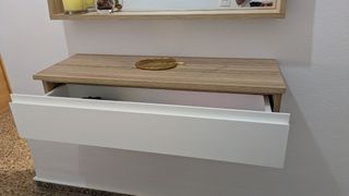 Recibidor en madera y blanco con espejo a medida