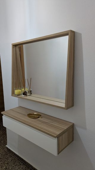 Recibidor en madera y blanco con espejo a medida