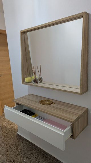 Recibidor en madera y blanco con espejo a medida