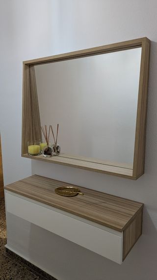 Recibidor en madera y blanco con espejo a medida