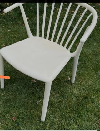 Silla blanca de resina