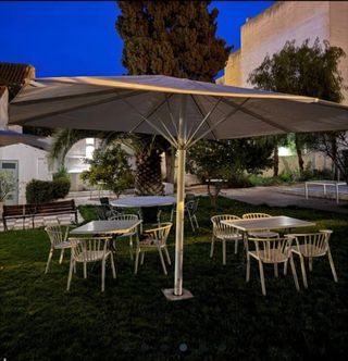 Silla blanca de resina