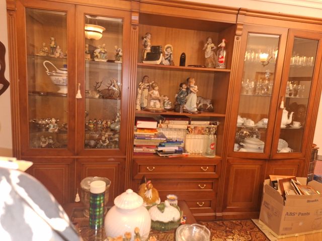 Mueble vitrina madera clásico