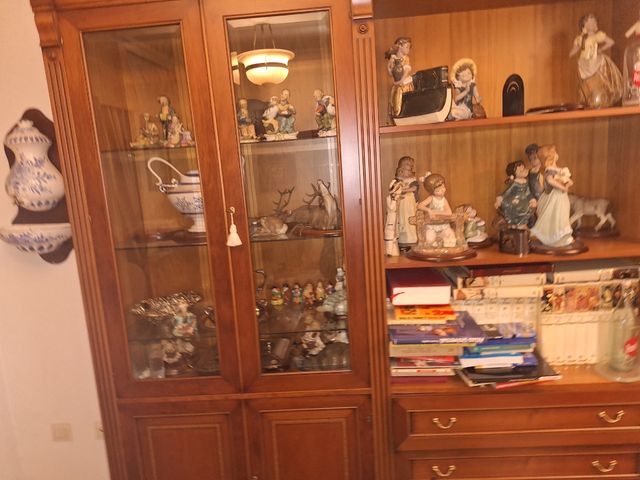 Mueble vitrina madera clásico