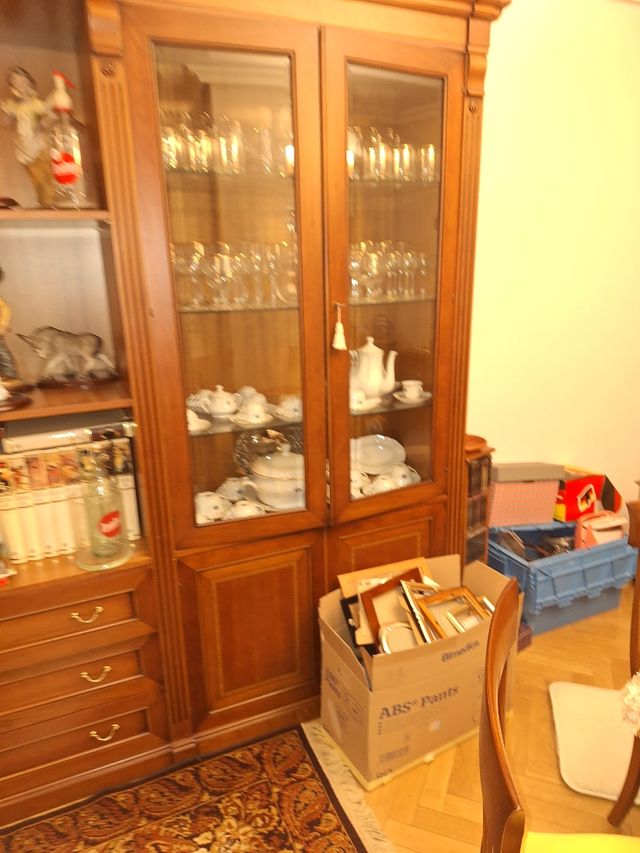 Mueble vitrina madera clásico