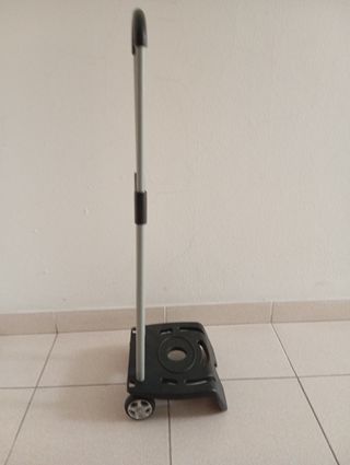 Porta mochila ajustável em altura.