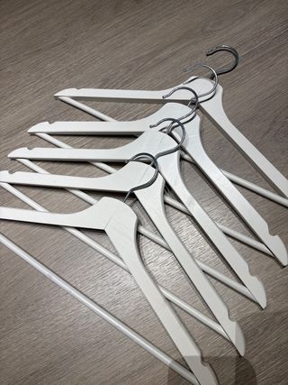 7 Perchas madera blancas