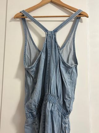 Mono vaquero azul efecto desgastado