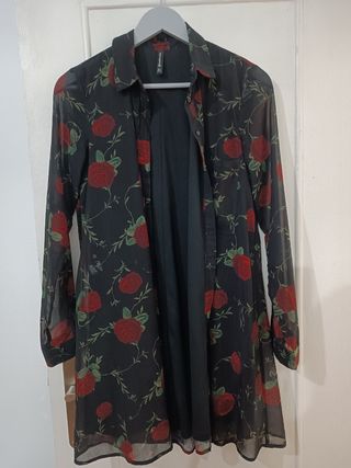 Vestido camisero flores rojas.