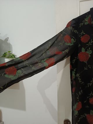 Vestido camisero flores rojas.