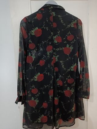 Vestido camisero flores rojas.