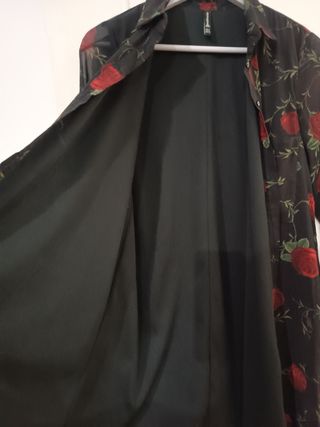 Vestido camisero flores rojas.