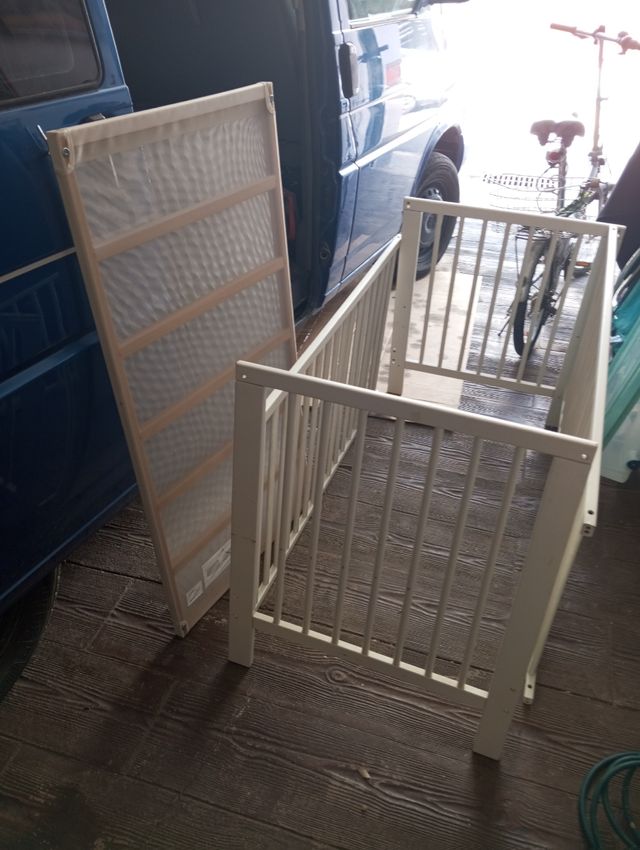 Culla per bambini in legno bianco