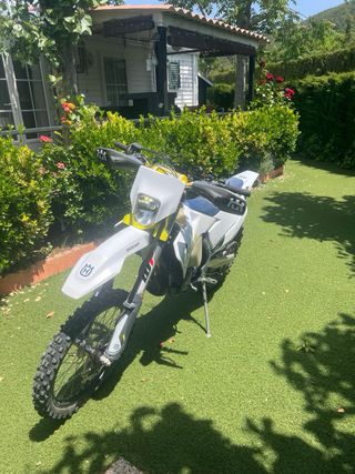 Husqvarna FE 450 2022. Moto de campo