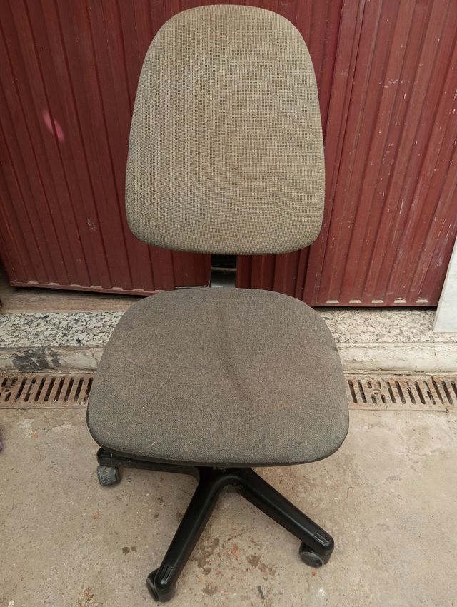 Sedia da ufficio girevole grigia