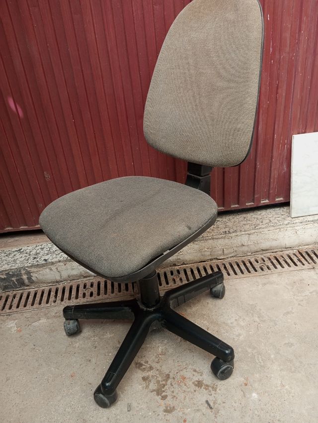 Sedia da ufficio girevole grigia
