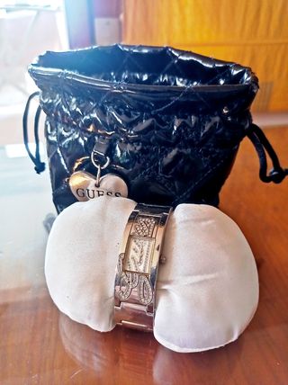 Reloj brazalete Guess plateado mujer