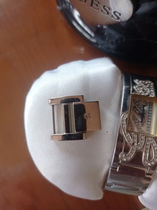 Reloj brazalete Guess plateado mujer
