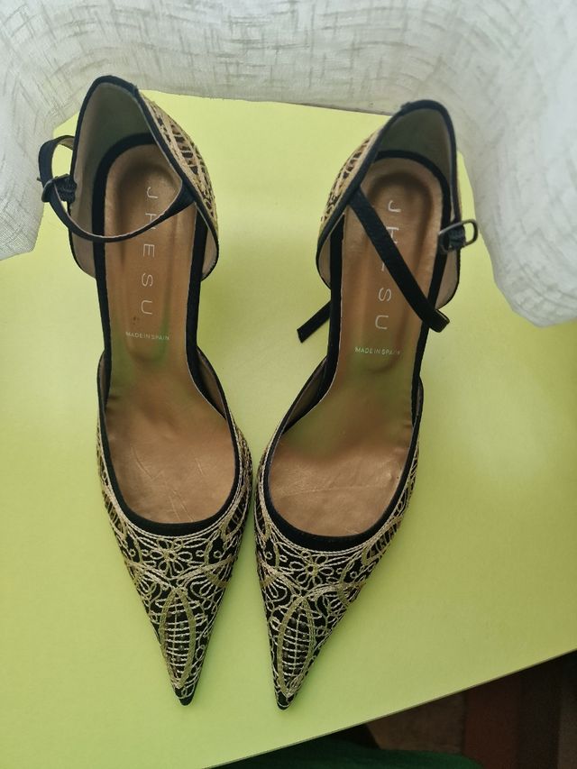 Zapatos JHESU negros y dorados