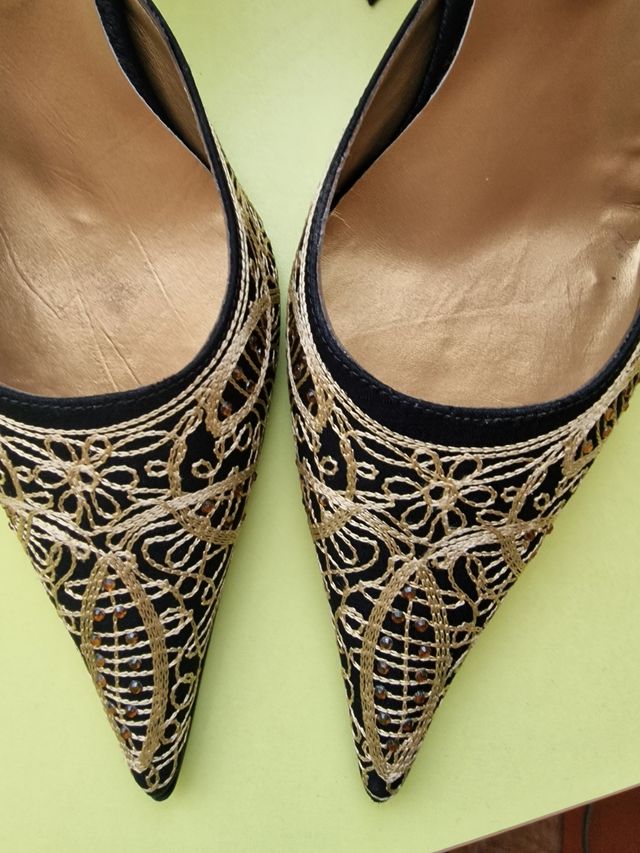 Zapatos JHESU negros y dorados