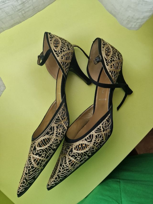 Zapatos JHESU negros y dorados