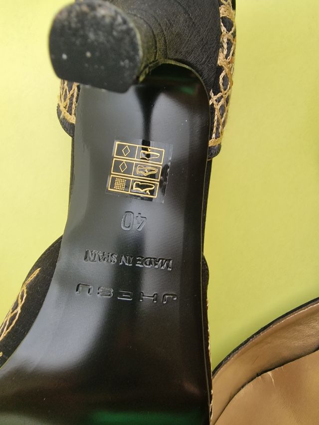 Zapatos JHESU negros y dorados