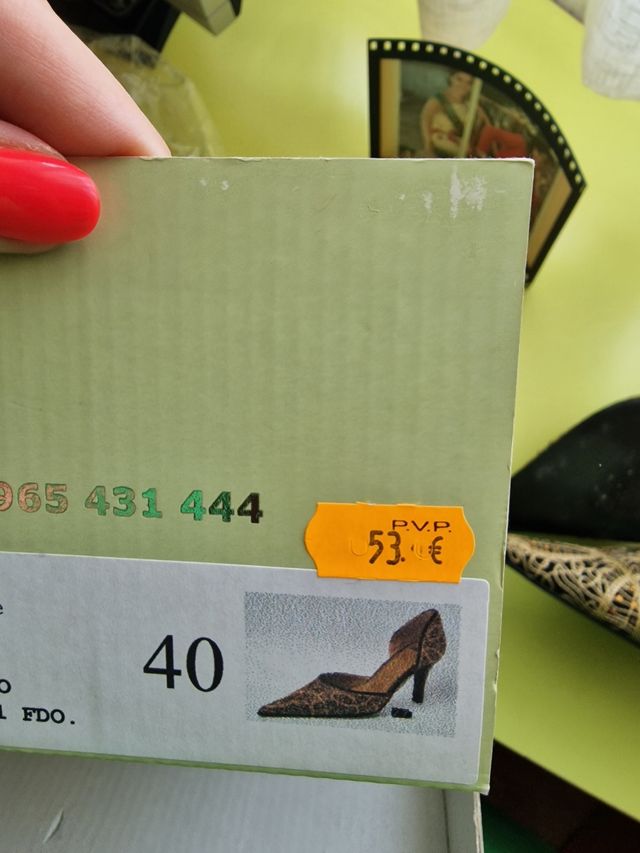 Zapatos JHESU negros y dorados