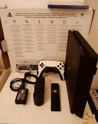 PS4 (PlayStation 4) bianca e nera