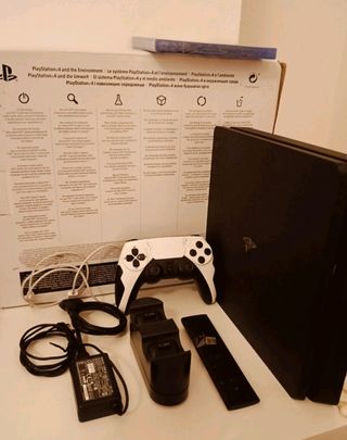 PS4 (PlayStation 4) bianca e nera
