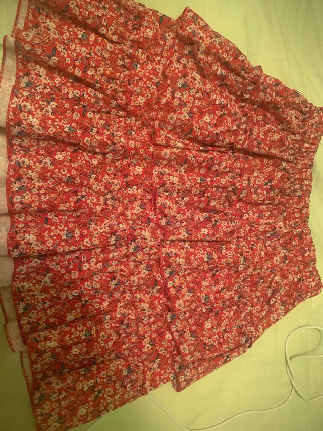 Falda floral roja