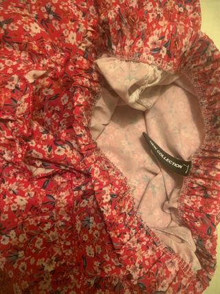 Falda floral roja