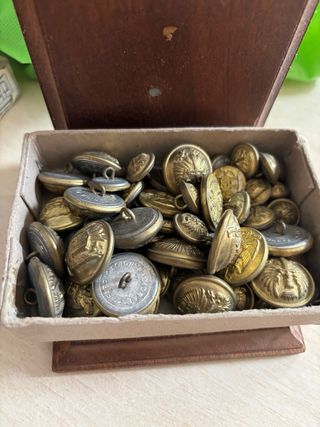 Botones antiguos militares