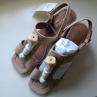 Dos pares de sandalias