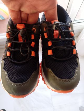 Zapatillas niño - Deportivas sin estrenar.

